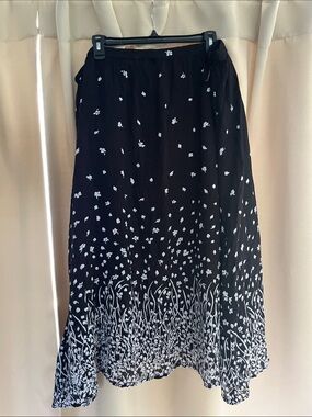 CD Daniels Black & White Floral Border Midi Skirt. NWT
